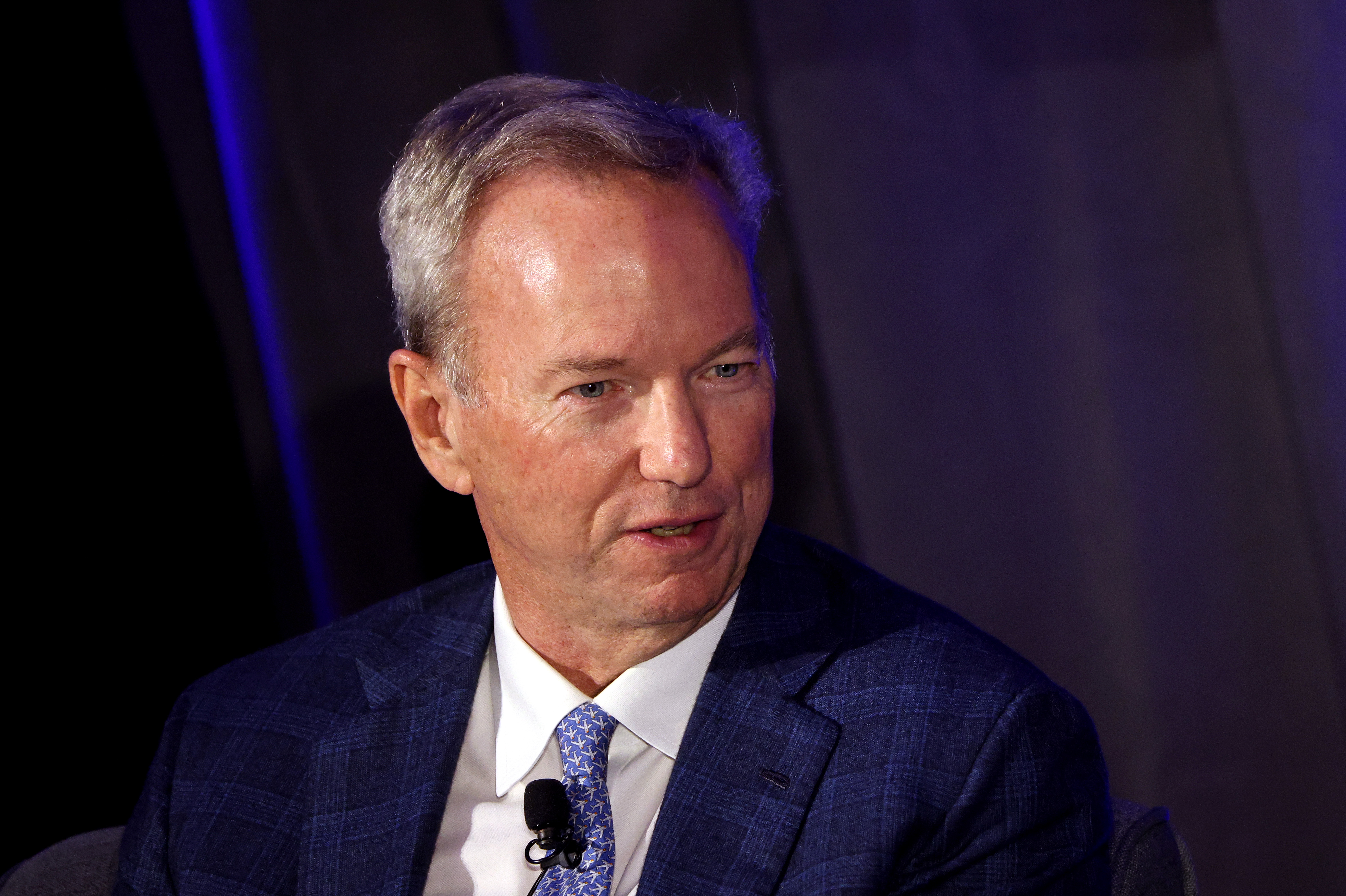Estudantes Vaia Eric Schmidt em Cerimônia de Formatura da Universidade do Arizona; IA Gera Polêmica