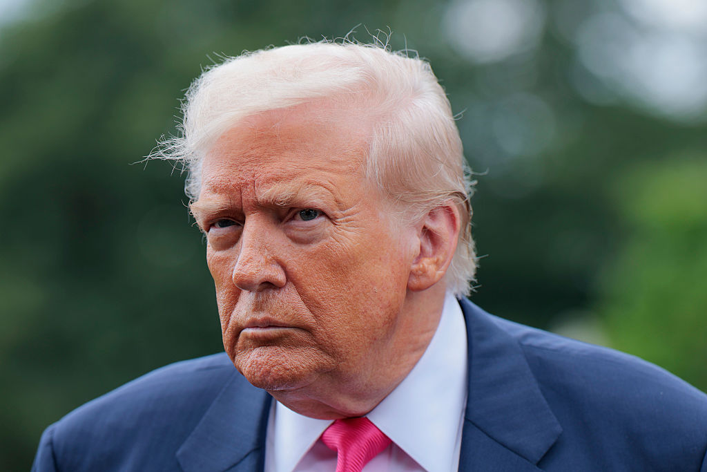 Trump adia ordem sobre segurança em IA, citando necessidade de avanço